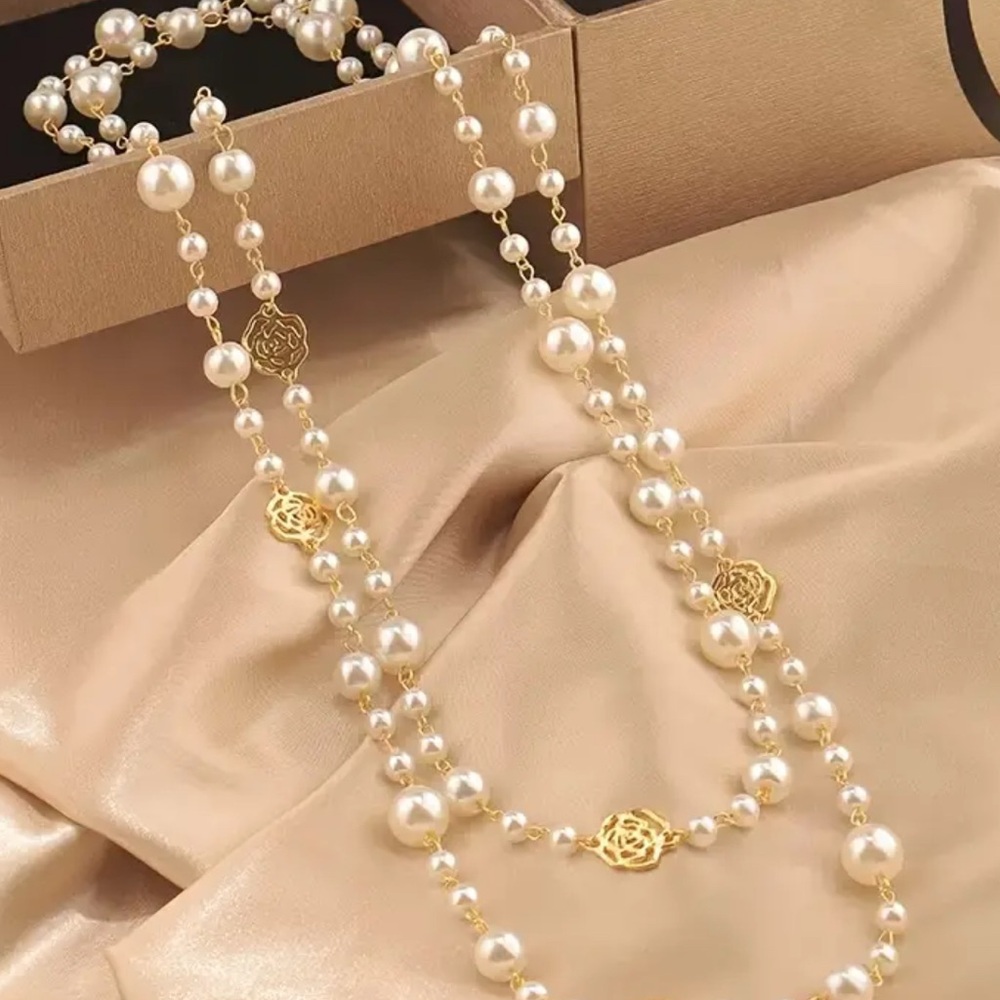 Elegant Pearl and Gold Necklace - Picture 5 of 6